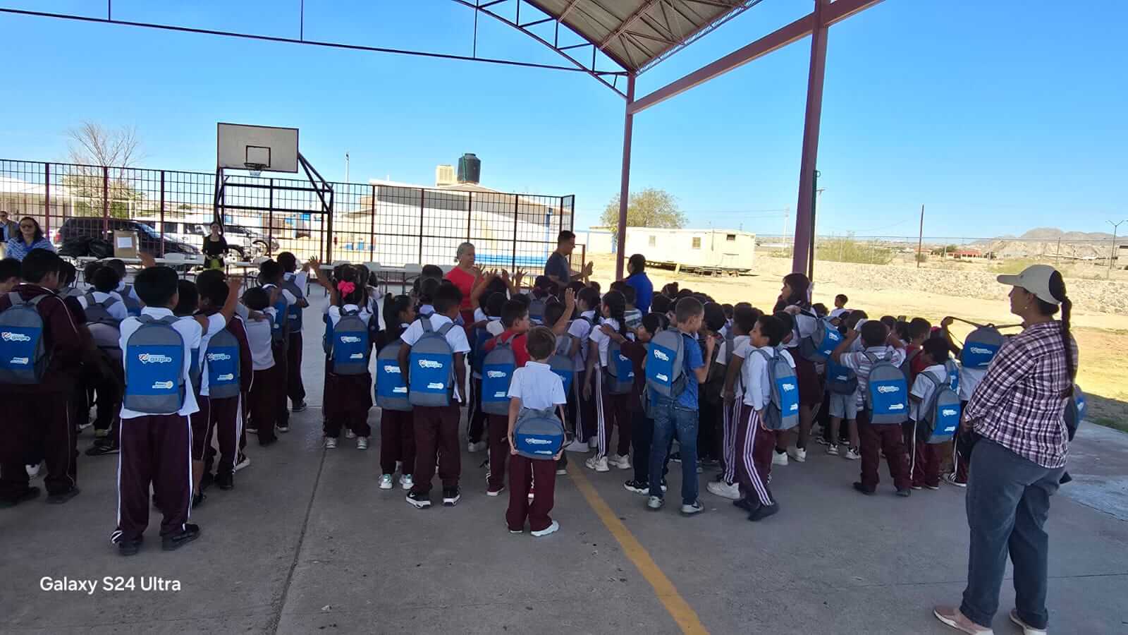 Niños con mochilas